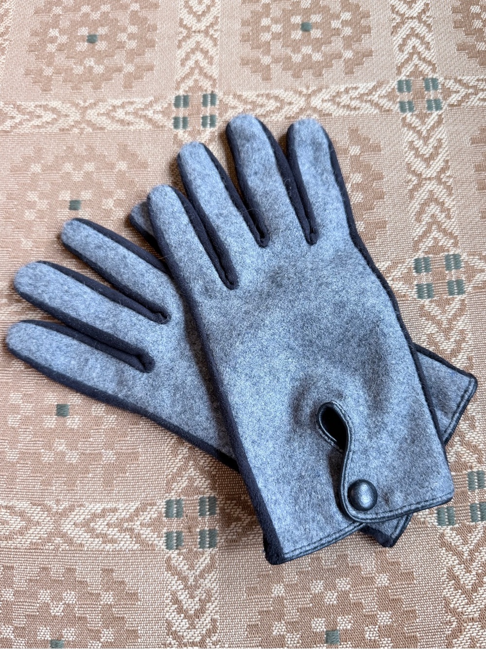 L.L.Bean Gray Fleece Winter Gloves S/M Black Faux Suede Palm Snap Cuff